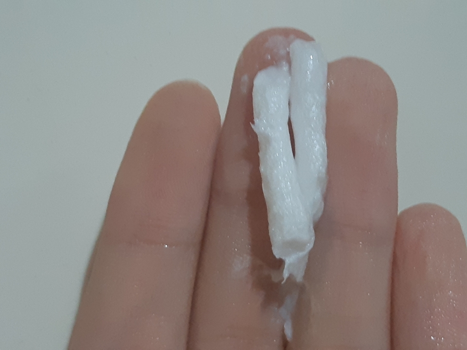 약간 꾸덕한 제형이였어요 
냄새는 무향인데 어떠한 냄새가 나더라구요? 저한테는 그렇게 자극이 되는 냄새는 아니였어요😄