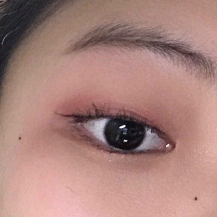 사진으로는 잘 안 보일 수도 있지만 속눈썹을 뷰러로 짱짱하게 집어야지 저는 마스카라를 발라도 정말 예쁘더라구요!!
그런데 뷰러를 눈 곡률도 모르고 좋은 제품이다 싶어서 샀더니 눈 곡률과는 맞지 않는 제품이라 앞쪽이나 뒷쪽이 뷰러로 집히지 않았던적 있지 않으세요?? 제가 그 케이스였고! 곡률이 뭔지 어떻게 재는 건지 몰랐었어요 저와 같은 분들을 위해 곡률 재는 방법을 들고 왔습니다