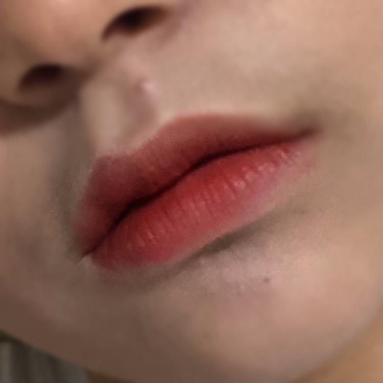 입술 발색샷입니다👆🏻👆🏻👆🏻
이것보다는 조금 더 다크해요. 근데 진짜 이쁘죠😍😍
제가 진짜 완전 파워갈웜인데 벽돌립 많이 발라보고 많이 가지고있는데 이런색 진짜 못봤고 발색력 발림성진짜
말잇못입니다❤️❤️❤️❤️❤️

걍 갈웜이거나 벽돌립 좋아하시면 사세요사
이건 추천이 아니라 강요에요
👍🏻👍🏻👍🏻👍🏻👍🏻👍🏻👍🏻