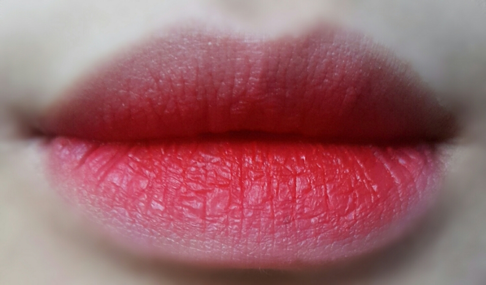 질감이 벨벳같아서 진짜좋은립스틱바른것
같은 느낌이예요 발색도쨍해서 풀메이크업에
잘어울려요😗😗