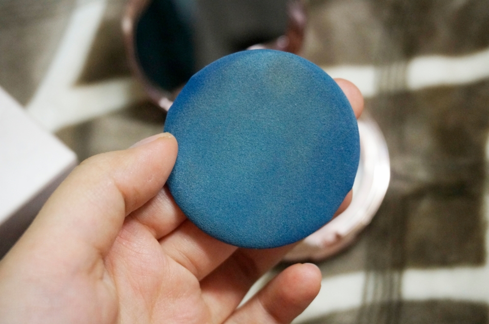 이미 몇일 사용해서 조금 사용감이 있긴하지만, 퍼프부터 살펴볼게용.
아이오페 에어퍼프 보다는 뭔가 더 포실포실한 느낌이라고 할까요?
쫀쫀한 느낌은 덜했어요