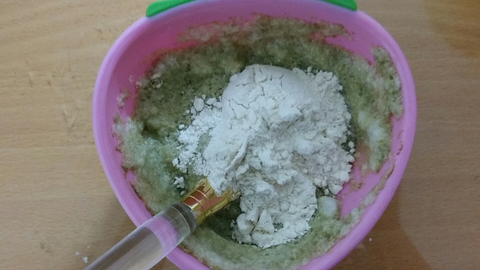 그다음 밀가루를 넣어줍니다~팩이 흐르지않게 밀가루를 넣어주엇습니다 밀가루는 미백효과가 잇다고합니다!
한숟갈 반 정도 넣어줫어요~ 피부에 쓸거니 유기농 밀가루가 좋겟죠?
