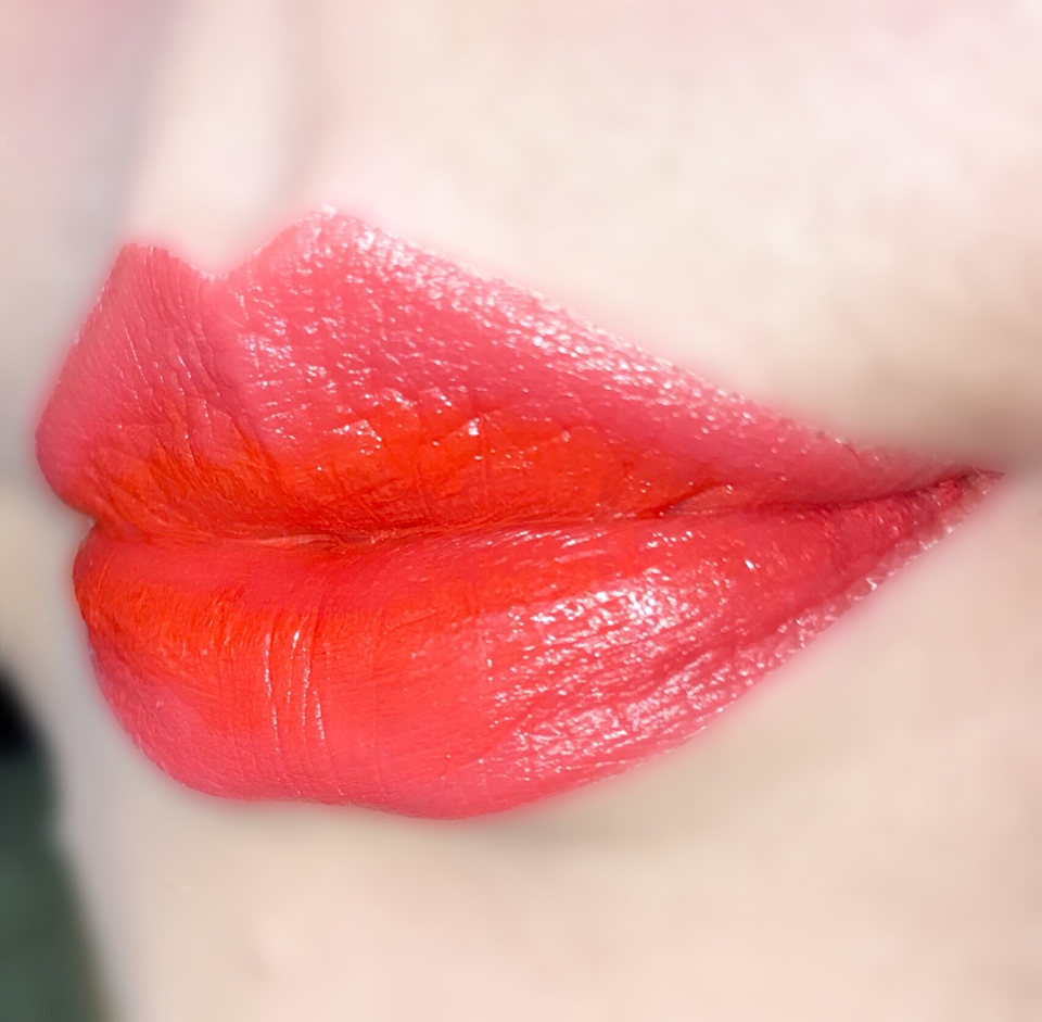 짜잔~ 입술에 바르니까 아주 새빨간 색은 아니고 오렌지빛이 생각보다 돌더라구요~?!