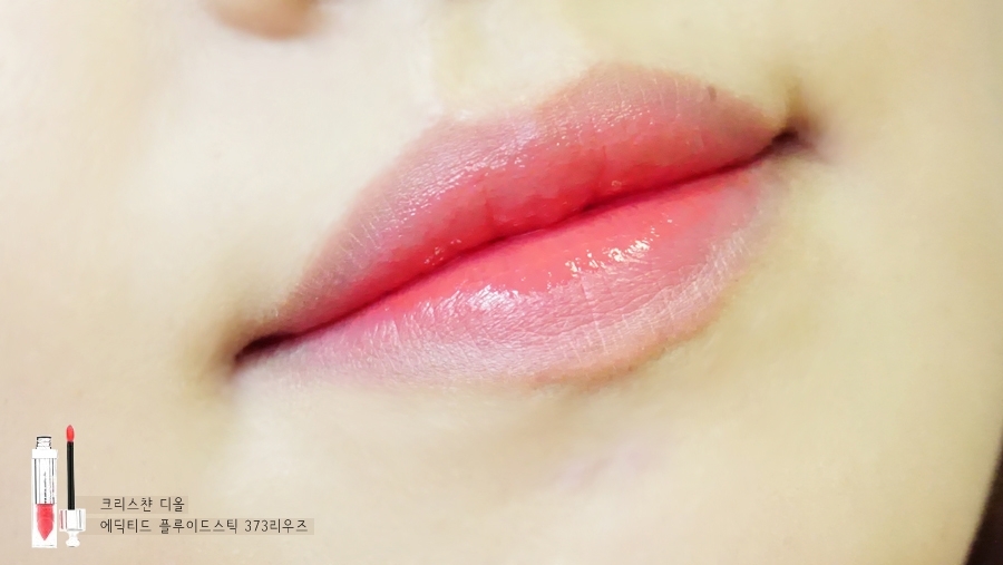 사용제품 : 크리스챤 디올 에딕티드 플루이드스틱 #373리우즈
 
코랄빛의 립글로우를 덧발라주어 촉촉한 입술을 연출해주었어요.