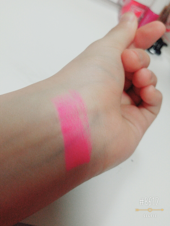 헹 ?♡ 색 쩌러여 대박 쿨톤에게 맞는 색깔같은?!
손 잔망잔망 >< 하트 보이세여? 사..사랑해여 🙈

보이실랑가?? 저기잇는 수분이 ?
여름에 딱 괜춘해여 ! 이뿌다 크으-♡
