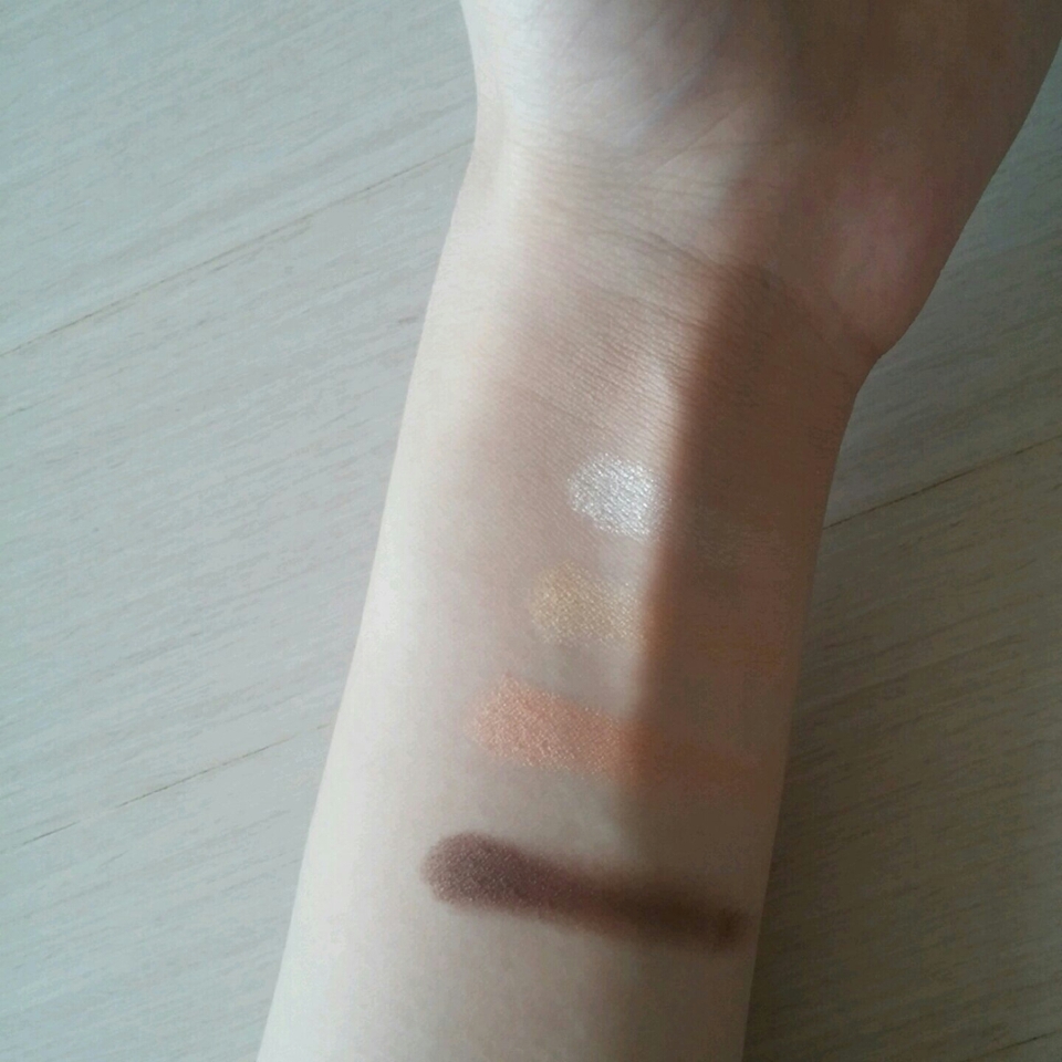 이건 3번발색한 사진.
확실히 여러번 발색해줘야해요.
저는 얼굴에 대면 그다지 색이 안드러나더라고요.
