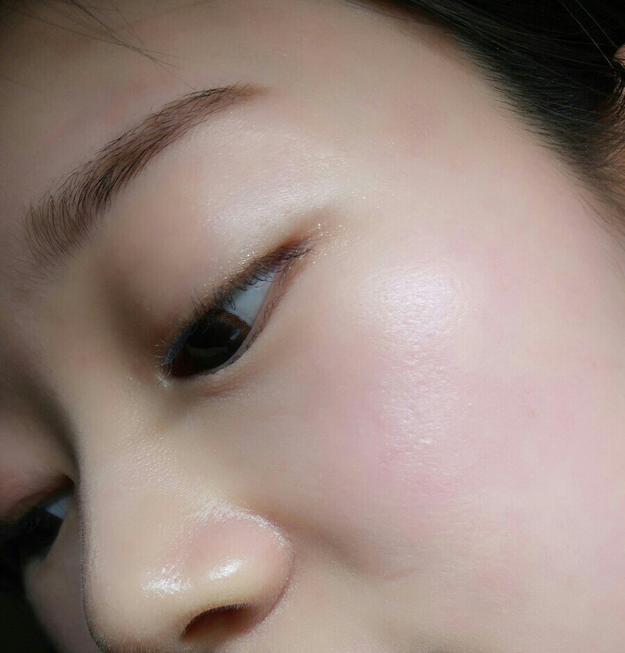 화장한지 8시간 지난 피부에요ㅎㅎ
저는 무엇보다 히터바람 쎈곳가면 숨겨뒀던 홍조가 되살아놔서. . ㅠㅠ 이게 가장 싫거든요
볼에 열이오르기 시작하면 베이스가 쩍쩍 갈라지고 가까이에서 보면 정말 더러워보여요😢