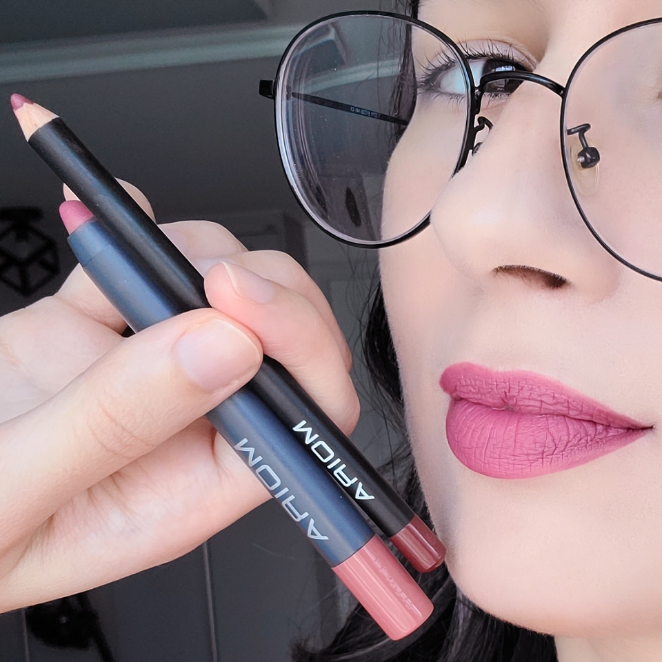 Moira beauty 제품을 썼어요~ 모이라는 한국에 판매돼지 않지만 한국 인스타그램 페이지도 있고 미국에서 한국으로 배송돼요. 신기한 컬러도 많고 스킨케어는 made in Korea예요!
쵀애브랜드예요 ㅎㅎ