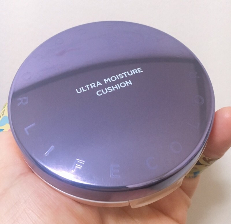 푸석푸석한 피부에 수분을 채워주기 위해 작약꽃수과 4중 히알루론산이 함유되어 건조한 겨울에도 들뜨지 않고 건조하지 않는 피부를 유지할 수 있어요

두드릴수록 촉촉함이 더해지는 쿠션이에요 +피부 안정성 테스트도 완료하여 민감성피부도 사용하능해요