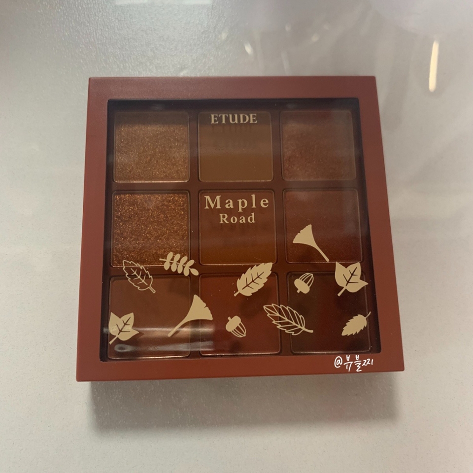 저의 두번째 인생템. 에뛰드 메이플 로드

사실 제가 생각하는 가을웜의 장점은
붉붉한 메이크업이 가능하다는 점입니다