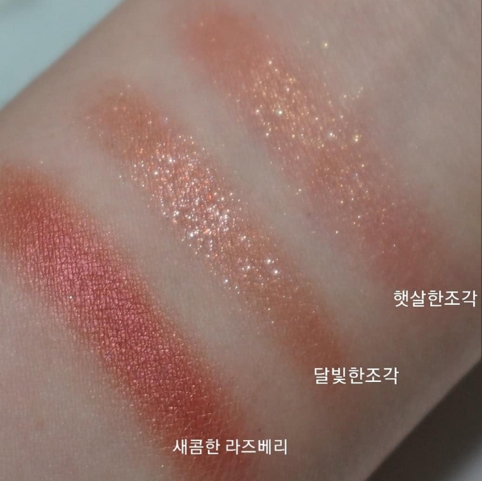 이 메탈글리터는 네이밍에 맞게 큼직하고 영롱한 메탈릭한 펄들이 들어있는데 습식 타입이여서 다른 글리터에 비해 가루날림도 없고
발색더 잘돼요.