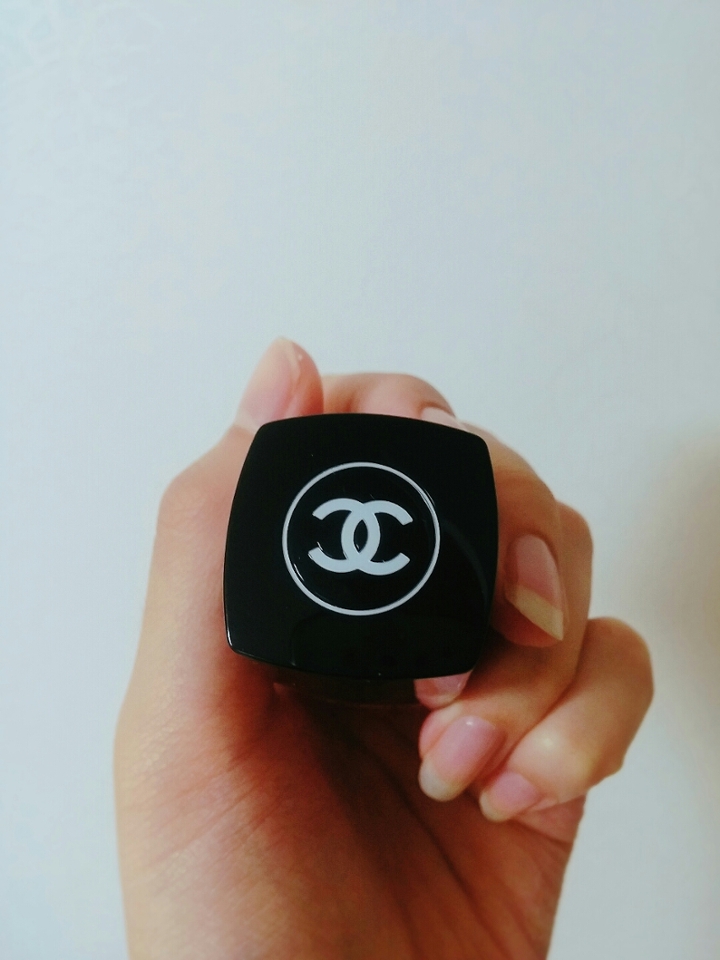 이중캡의 윗부분 샷이에요!! 샤넬의 심플한 화이트로고가 뙇 박혀있어요.