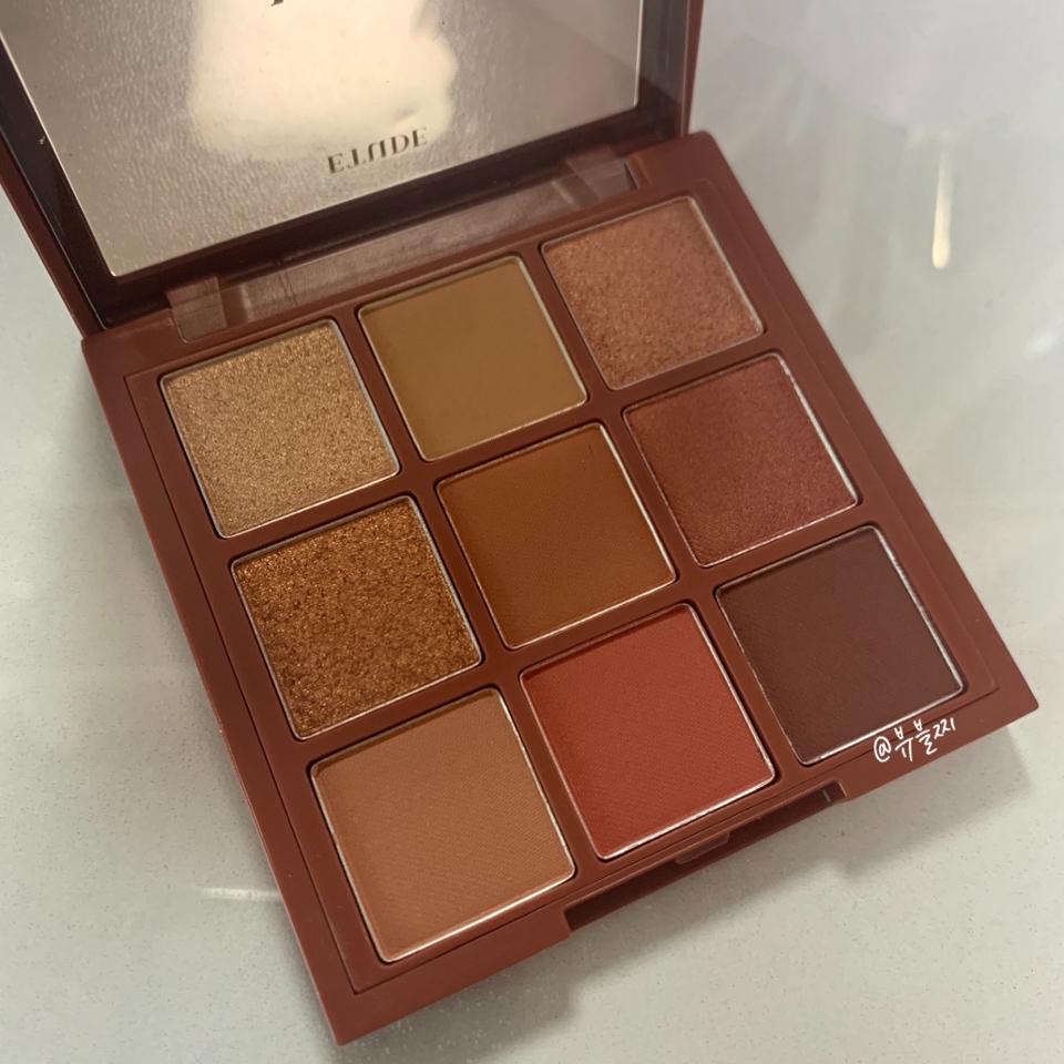 제가 붉은 메이크업을 되게 좋아하는데
그럴 때마다 찾게 되는 메이플 로드 팔레트입니다
(새제품처럼 보이는데 재구매해서 그래요☺️)

보기만 해도 붉붉한 느낌 가득하죠??
얘는 매트 색상도 이쁘지만 펄들이 진짜..말을 다했어요ㅠ