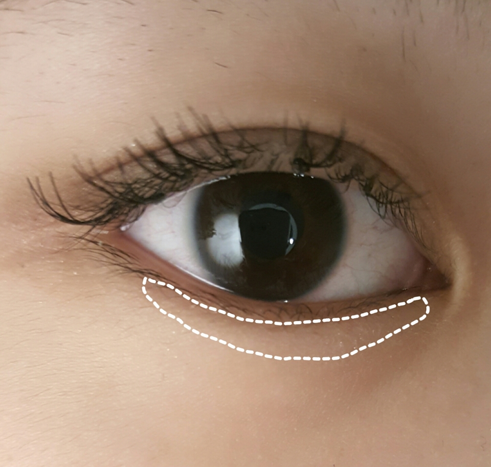 그런다음 애교살에는 무펄 흰섀도우를 브러쉬로 발라주었어요