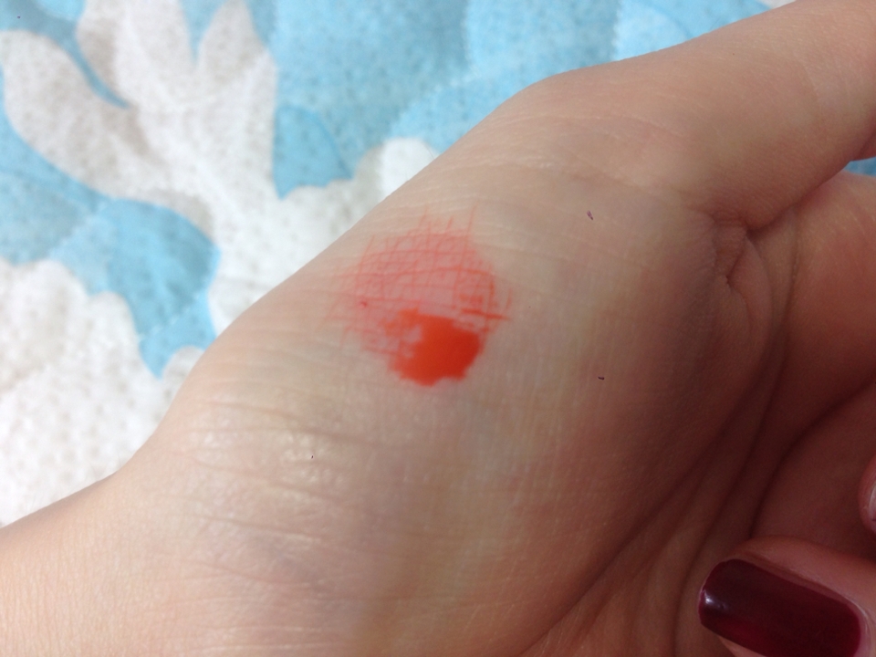 손에 살짝 발랐는데 물틴트라 애들이 뭉쳐있네요 :) 이렇게 막 발랐을때는 오렌지빛도는 자몽색인데