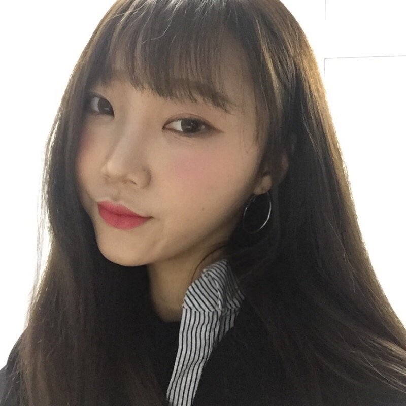 
요 셀카에선 핑크색감이 확실히 더 잘보이죠?
인디핑크라해야하나
고런 계열에 가까워요.
쨍하고 발랄한 느낌에 차분한느낌이 살짝 ! 