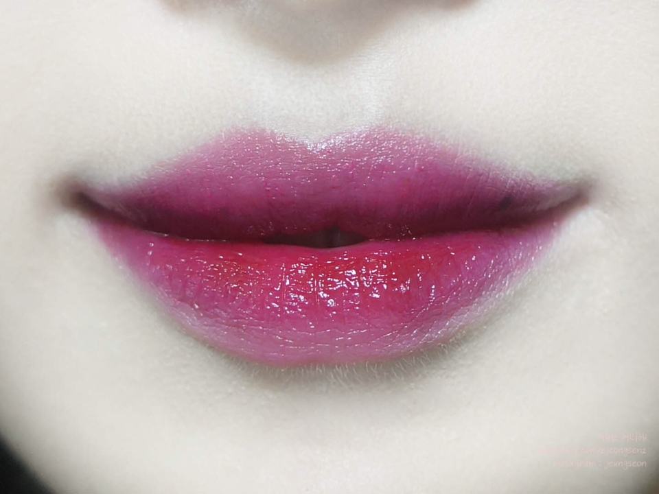 입술 발색입니다!
조금 푸르게 나왔는데 이정도로 푸르짐 않고 좀 더 바이올렛해요