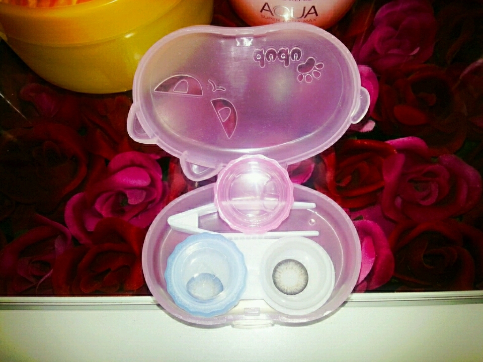 렌즈-렌즈미 슈크림3칼라 그레이
가격-40000원
리뷰-제가동공이작아서그런지훌라가조금잇어요
근데 되게편햇어요 그리고 색이오묘하게이뻣습니다