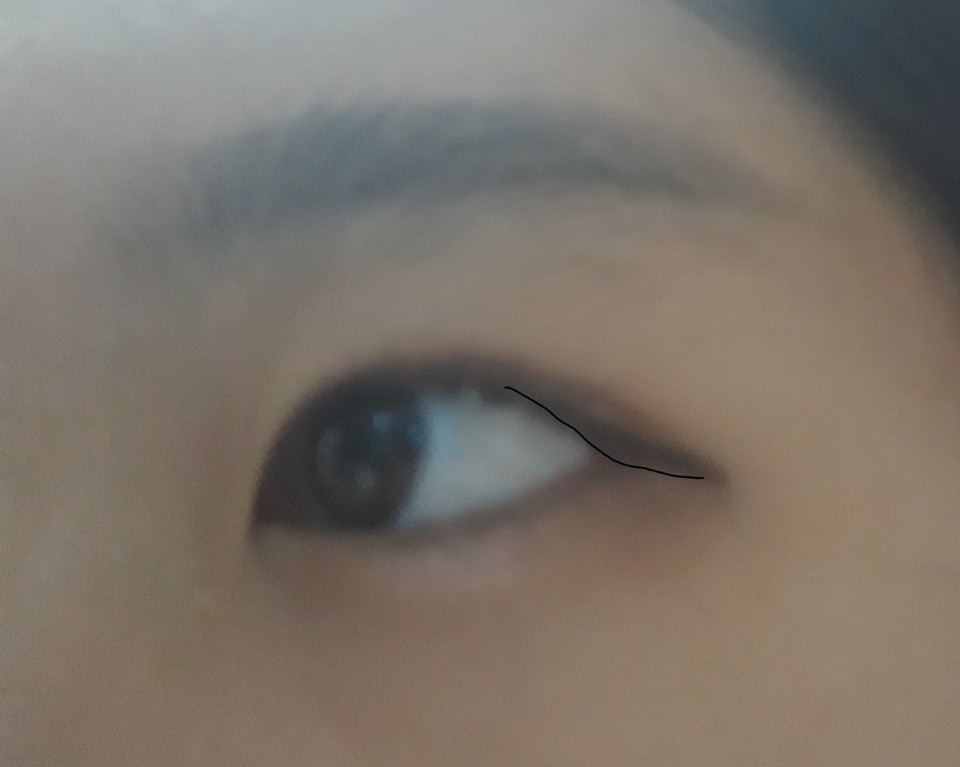 아이라인은 대충 찍 그어주고