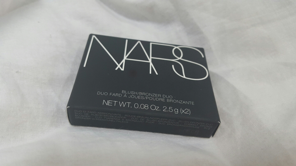 다른 브랜드도 그렇지만 역시 통일성있는 나스의 박스는 항상 안정감을 주네요ㅎ

섀도도 듀오제품들도 파우더제품들도 다 같은 케이스라 보기 좋더라고요