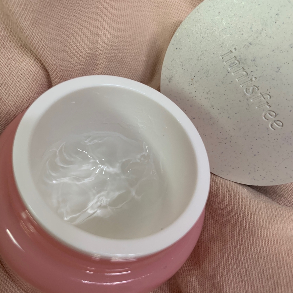 젤리 크림답게 젤리처럼 되어있는 텍스처이고 아주 투명한 크림입니다 
톤업 크림은 샘플로 받아봐서 써봤는데 약간 벚꽃 색으로 되어있었어요