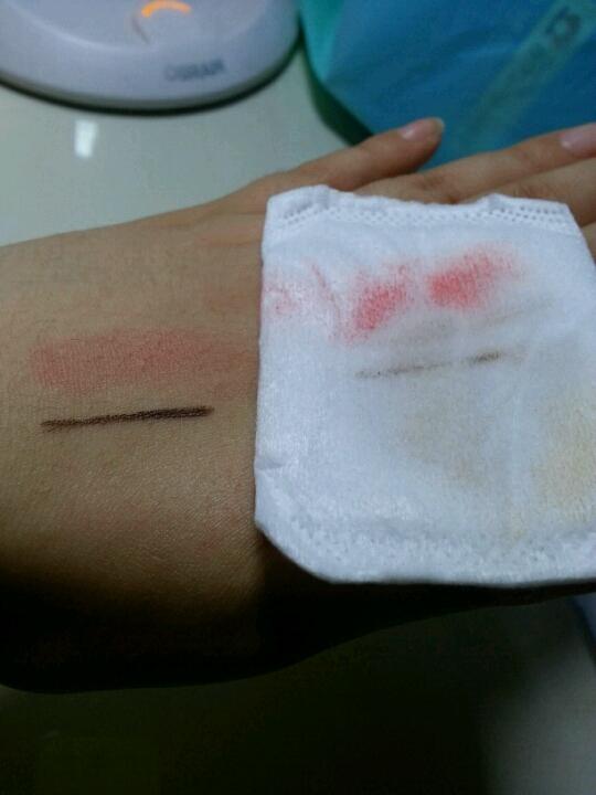 한 번 눌러서 지워준 결과 삐아아이라이너는 하나도 안지워졋고요 멜팅틴트는 조금 남앗네용

페이스는 두번 정도 해줘야합니다! 한번으론 파운데이션이 다 지워지지 않아요~