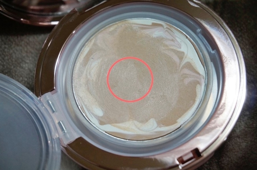 그리고 팩트를 살펴볼게요 :)

팩트라고 해서 저는 파우더팩트라고 생각했는데, 그냥 고체 파운데이션이라고 생각하심이 나을것 같아요.
그리고 에센스 성분이 함유되어 있어서 손으로 문질문질 하면 물방울이 막 생겨요!
이 물방울 덕분인지 바를 때 쿨링감 짱