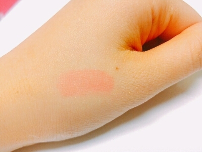 휴지로 바로 지웠는데 착색은 저 정도에요
오렌지핑크 정도로 착색돼요!
지속력은 그렇게 길진 않았고 보통 정도였어요 형광 잘 어울리는 분들께 추천!