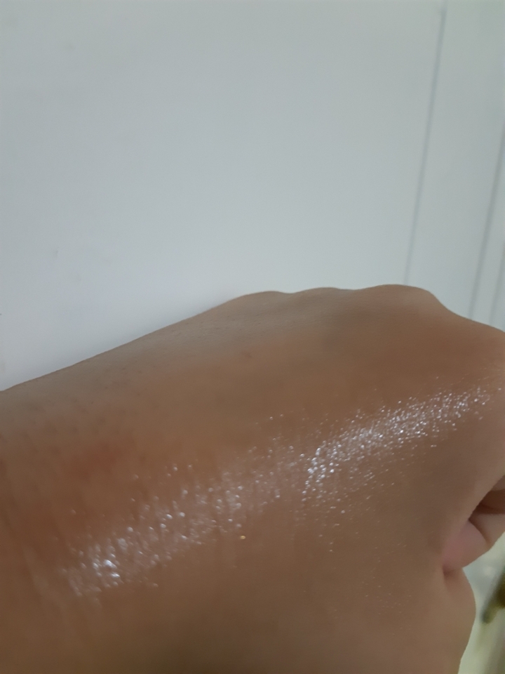 촉촉한거 보이시나요.. 얼굴에도 발랐는데 그냥 팩한 기분이에요 진짜로