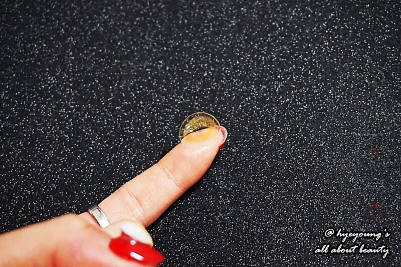 저렇게 손가락에 얹어놓으면
진짜 너무 ... 너무.... 얇아서 저렇게 휠정도..?
로 얇고 그만큼 착용감도 오지게 좋구요, 레릿고~~~★

컬러감은, 아주 밝은 라이트 브라운, 호박색 컬러 에요!


