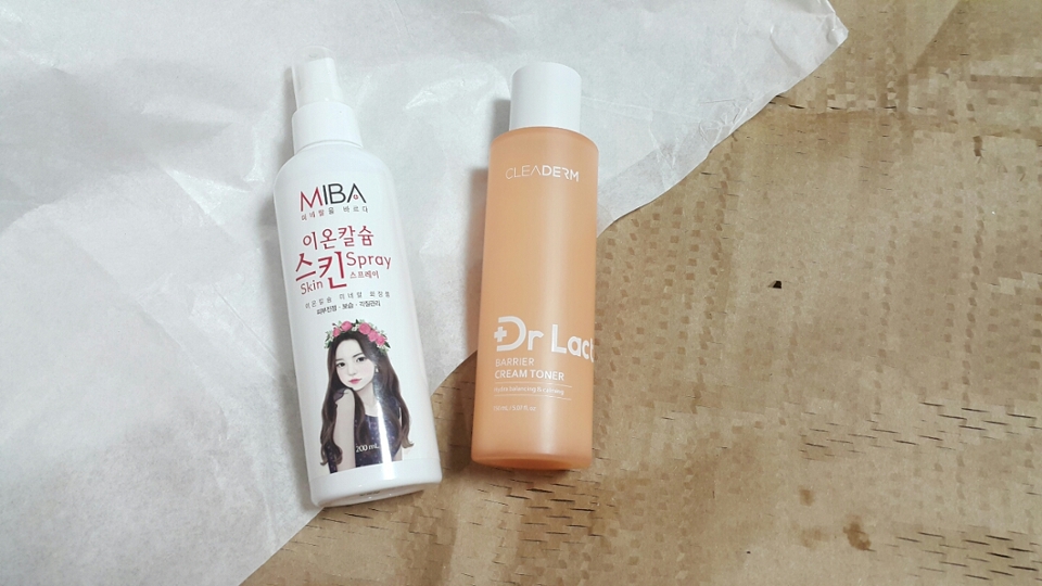 
4. 피부밸런스가 무너진 것 같을 때 진정케어 루틴

딱히 트러블이라기 보다 피부 컨디션이 안 좋아서 상태가 안 좋아보이는데 여름처럼 유분기있는 크림은 부담스러울 때 사용하는 스킨케어예요!

✔ 미바 이온칼슘 스킨 스프레이 (이온칼슘 온천수)
✔ 클리덤 닥터락토 배리어 크림 토너

두 제품 다 언파와 글**픽에서 받은 제품인데 좋아서 잘 쓰고 있어요!
크림토너는 늘 안 맞았었는데 닥터라토 크림토너는 진짜 묽은 토너 타입이고 약산성이라 잘 맞더라고요.

원래 아벤느 온천수 미스트를 20통 이상 비웠었는데 요거 받은 후로 요거 잘 쓰고 있어요.
아벤느랑 진정효과 거의 비슷한 것 같구 스킨팩하기에도 잘 뿌려지고 분사력도 스프레이 형식치고 고루 잘 분사됩니당.

🌿 루틴) 미바 스프레이를 스킨팩해주고 닥터락토 크림토너를 2번 두드려 흡수시켜주세요.
그리고 미바 스프레이를 그 위에 수시로 뿌려주면 더 좋아요!

⚠ 앰플이나 크림을 안 바른 상태에서 미스트만 뿌리면 수분을 뺏겨서 더 건조해질 수 있으니 주의!⚠

