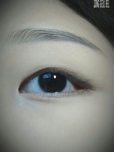 먼저 눈썹을 그려주세요! 본인의 눈썹모양을 살려서 자연스럽게 그려줍니다:)
사용제품: 이니스프리 납작아이브로우 펜슬 꿈꾸는새벽녘그레이

그리고 눈주변의 유분기도 제거하면서 섀도우 발색이 잘되도록 눈주변을 팩트로 눌러줍니다
사용제품: 더페이스샵 뽀얀팩트