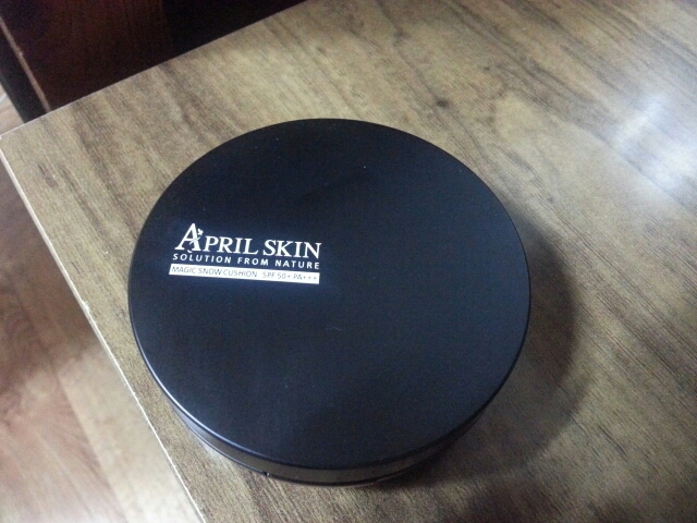 제가 오늘 리뷰를 할 화장품은 유명한 에이프릴의 매직 스노우 쿠션 입니다!