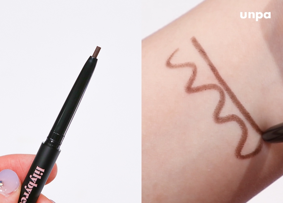 릴리바이레드 슬림 젤 아이라이너는 2mm의 슬림한 펜슬이라
펜슬 깎다가 다 부러지는 대참사 없이,
얇고 정교한 라인을 빼기 딱 좋아!
발림성도 좋고, 번짐도 없는건 덤 -