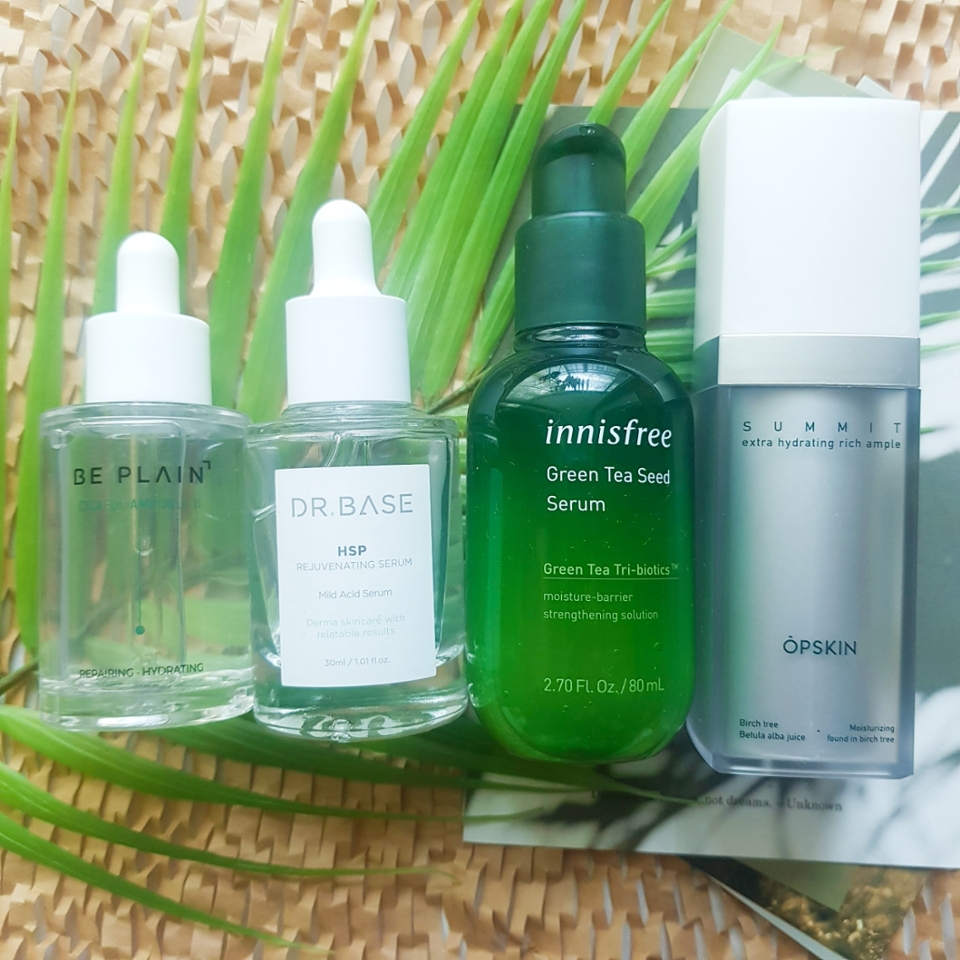 앰플&세럼

•비플레인 시카풀 앰플 II
•닥터베이스 HSP 리쥬버네이팅 세럼
•이니스프리 그린티 씨드 세럼
•옵스킨 써밋 엑스트라 하이드레이팅 리치 앰플

저는 개인적으로 이렇게 4가지 추천해드리고 싶어요!
아마 처음보는 브랜드 몇 개 있으실텐데, 제품제공으로 접했지만 찐템이라 꼭 추천해드리고 싶어서 가져왔어요ㅎㅎ

비플레인 앰플은 시카 좋아하시는 분들이라면 모두가 아실 제품일거에요!! 시카와 병풀이 함유되어 있어서 피부 진정에도 탁월하고 2세대 제품이라 1세대보다 더 촉촉함이 느껴지더라고요ㅎㅎ 살짝 워터리한 제형이라서 건성 보다는 지성분들께 추천드리고 싶어요!

닥터베이스 제품은 고가 제품인 만큼 제품력도 좋더라고요! 진정효과가 확실하지는 않지만 피부를 쫀쫀하게 만들어줘서 세안 후 당길 때 많이 사용해주고 있는 제품이에요ㅎㅎ 비플레인은 지성 추천이었다면, 이 제품은 건성분들께 추천드려요!

이니스프리 제품은 몇 번이나 리뉴얼이 된 씨드 세럼을 갖고 왔어요ㅎㅎ 수분 세럼인 만큼 촉촉함이 가득가득해서 건조할 때 발라주는 편이에요! 향은 호불호 갈릴 것 같지만 수분만큼은 충전하기 좋은 정도라서 메이크업 전에 챱챂 발라주기도 해용

옵스킨 제품은 쫀쫀함의 극치에요ㅋㅋㅋㅋㅋ!
실타래같이 쫙쫙 늘어나는 제품이에요! 살짝 오일감이 도는 제품이라 환절기에 찰떡인 제품이에요! 보습도 살짝 되기도 해서 지성 분들은 요 제품 하나로 충분히 해결 가능하지 않을까 싶더라고요ㅎㅎㅎ 자작나무 원액과 껍질도 들어있어서 수분 밸런스도 유지해주는 제품이에요 =)