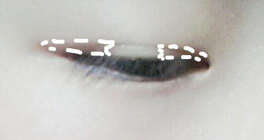 브러쉬에 초콜릿라떼를 묻힌다음 점선대로 그려주세요.