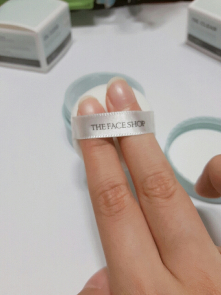 뭐 저정도 크기의 퍼프더라구요..ㅎㅎ
처음에 뭐야! 왜이렇게 작아! 했는데 그냥 제 손가락이 뚱뚱한거고 몇번 넣어보면 손가락 잘들어가요~ㅎㅎ^^,,;;;