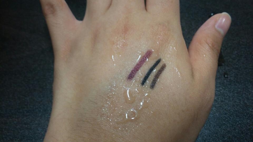 물 뿌리고 문질러본 사진입니다. 확연히 수분에 강한게 보이죠. 번짐이 거의 없어요.