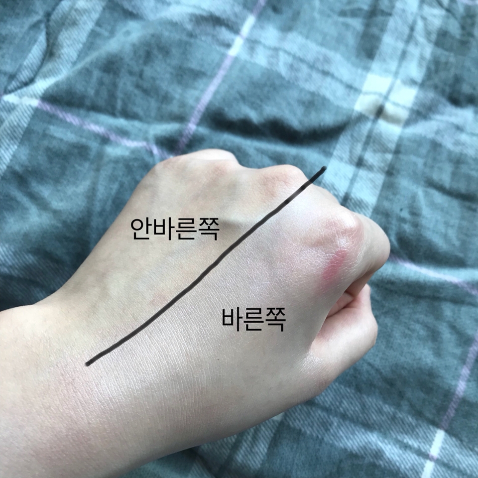 손등샷

바른쪽 안바른쪽 구분해 발라보았는데 정말 너무 차이가 나네요 ,,, 

바르자 마자 화사해지고 정말 아까도 말했듯이 
빛의 각도에 따라 때론 고급지게 때론 우아하게 빛나는거 같았어요 ❗️(๑˃̵ᴗ˂̵)