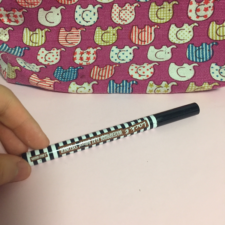 언파이벤트로 받앗던 락컬러 아이라이너 브라운!