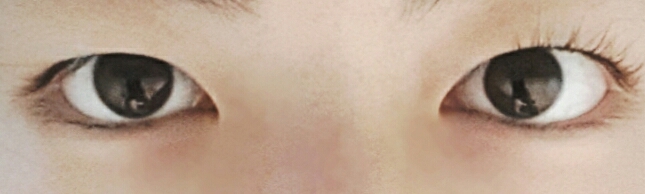 이제 제가 뷰러를 하는 팁이에요~ 속눈썹 예쁘다는 소리 맨날 듣는답니다! 저는 원래 속눈썹이 길긴 한데 속쌍꺼풀이라 위에 눈꺼풀이 속눈썹을 눌러서 속눈썹이 쳐져요ㅠ 왼쪽눈처럼요