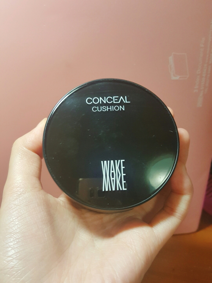 🍎웨이크메이크 파운랩 컨실쿠션 1호 바닐라에요
요거는 가장 최근에 파워리뷰로 가져왔던건데 퍼프빼고는
촉촉함,커버력,밀착력,지속력 모두 괜찮은 제품이에요👍
주의성분도 3개로 적은편이에요
올리브영에서 한번 테스트해보시길 바래요😏