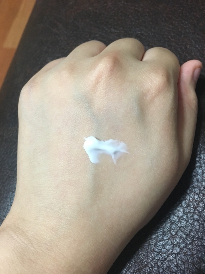 손등에 요만큼을 덜어 발랐어요! 