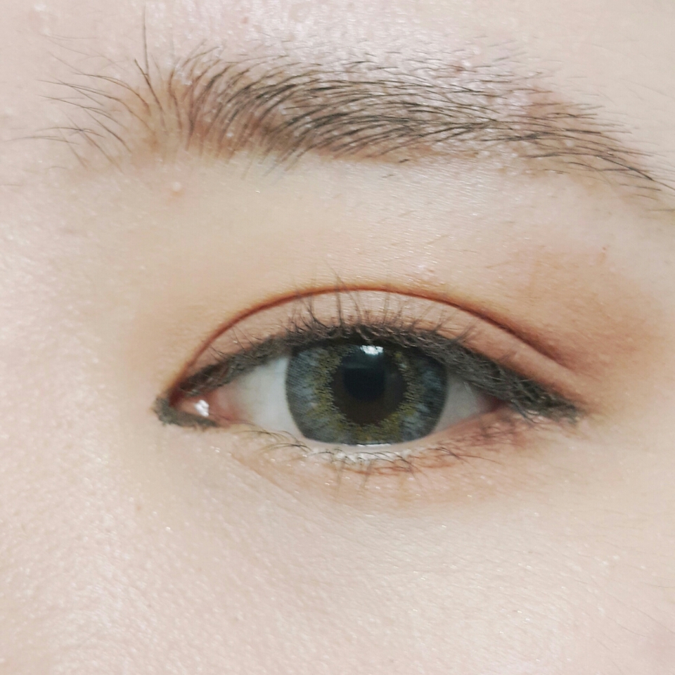 눈앞머리부분과 눈꼬리라인을 따라 젤아이라이너로 뽝 아이라인을 그려줍니다. 앞머리부분은 생략하셔도 되요.