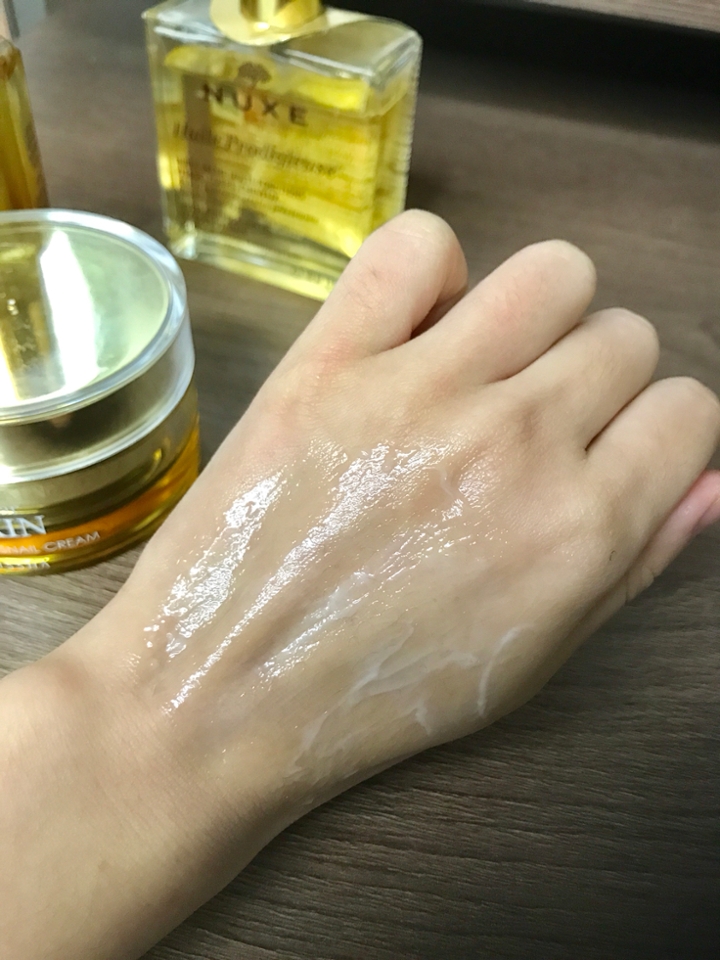 그래서 드라이 오일+젤 타입 크림을 이렇게 섞어서 발라줍니다! 이렇게 발라주면 보습도 훨씬 잘 되고, 발림성도 그냥 오일을 바로 바르는 것 보단 훨씬 좋아요! (그런데 귀찮을 땐 저도 그냥 따로 발라요..ㅎㅎ발림성이 좋아서 얇게 바르면 오케이예요)