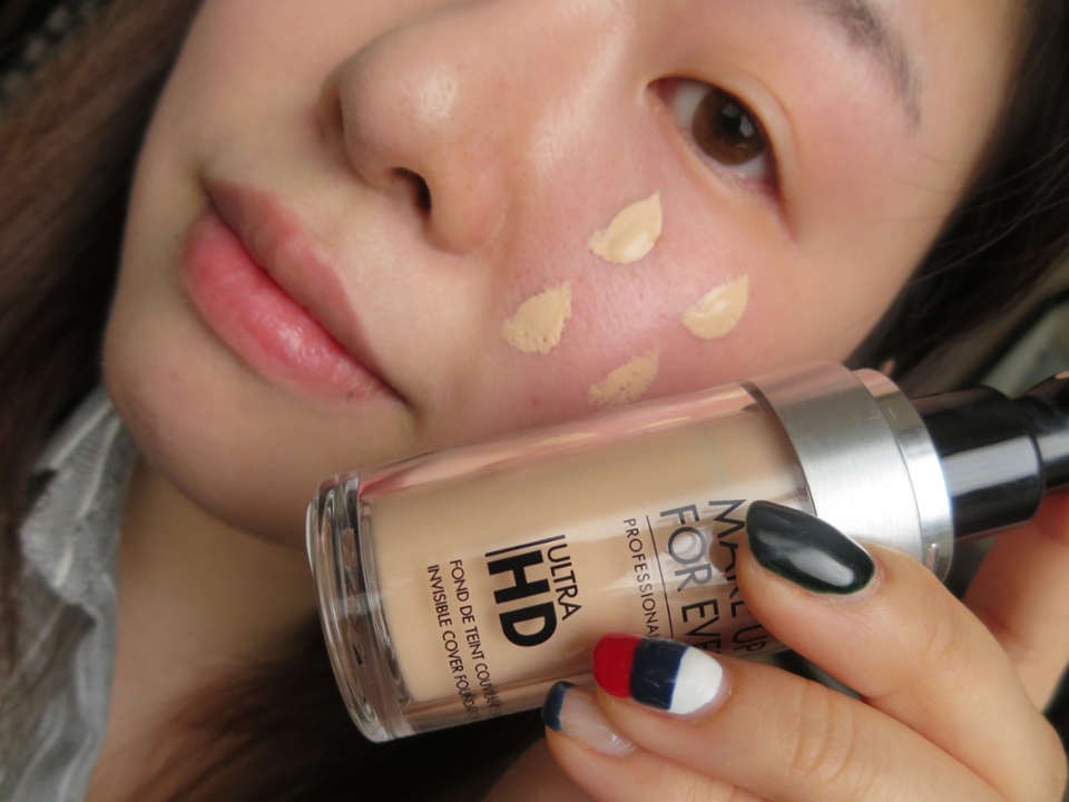 옐베지만 화사한 메이크업포에버의 UHD 파운데이션 y215컬러로 여러번 레이어링해서 베이스 해줄게요

그리고 빠질수 없는 프레스드파우더로 살짝 쓸어서 베이스는 마무리할게요 데헷^*^