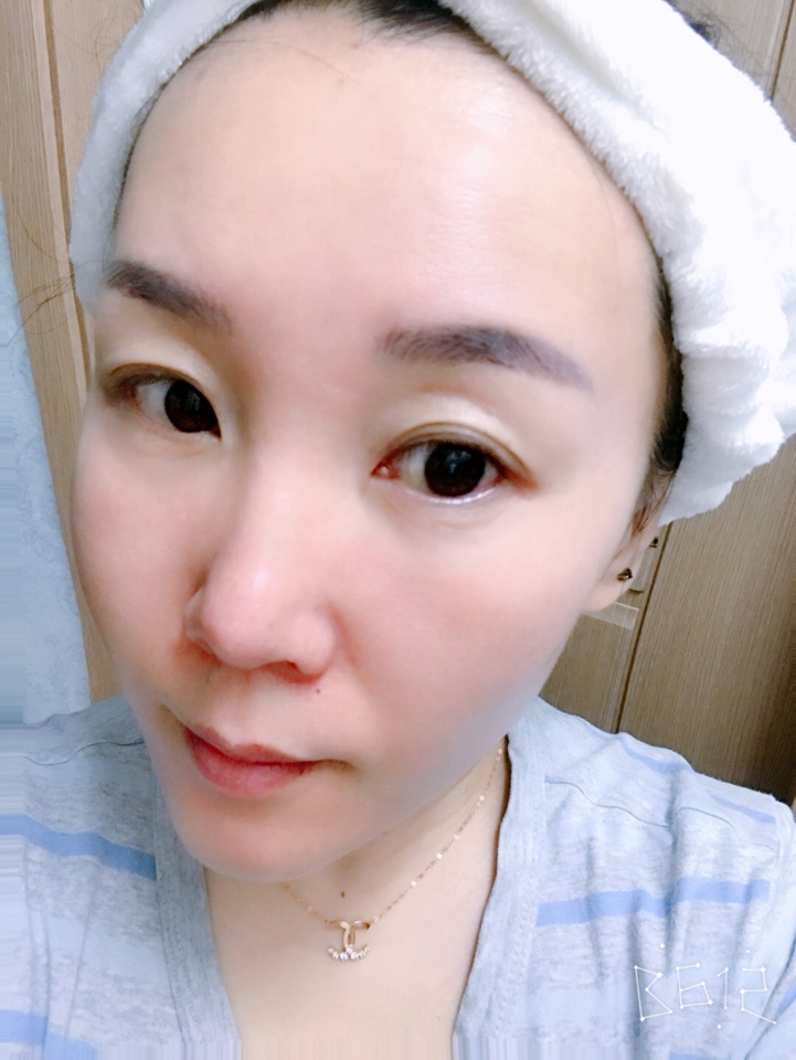 완전히 피지가 제거된건아니지만 생각보다 괜찮았어요
피부가 보들보들해져서 기분좋아요 몇번더 사용해봐야
알겠지만 저는 다 사용하면 그냥씻어내는 팩으로 바꿀것 같아요 ㅋㅋㅋ 끝까지 봐주셔서 감사하구요 혹시 궁금한데품 있으면 댓글 달아주세요~~~못생겨서 😂😂죄송합니다