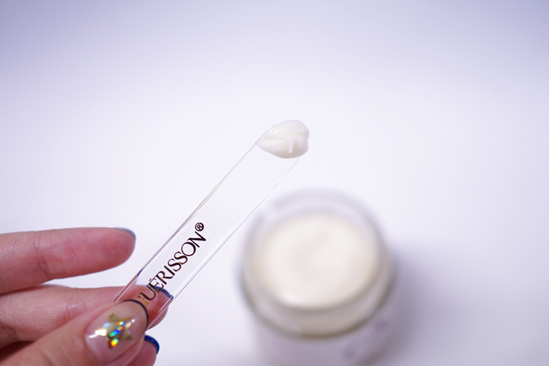 제형은 스패츌러로 긁으면, 상온에 있던 버터처럼 사르르륵 하고 긁혀요 
제가 딱 좋아하는 크림제형 ㅋㅋ 
저거보다 묽은건 수분크림!! 딱 저정도면 피부에 보습감 주는 용도로 쓰기 좋더라구요 저거보다 단단한건 불편하더라구요 저는 