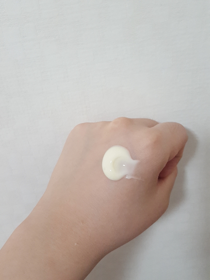 제형은 크림타입이에요 손등에 올려두고 기울이면 천천히 퍼지는 정도의 점성?? 수분감이 많아 보여요