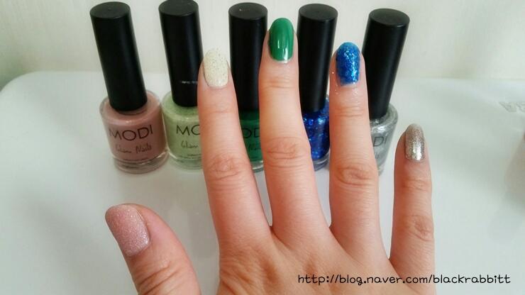 열손가락하고 한개가 모잘라서..
더블문은 다른거 지우고 다시 칠했네요 ㅋㅋ

저는 뭐 네일관리하는 정도가 아니고..
걍 가끔 막 칠하는 수준인지라 ㅜㅠ
발색사진들이 이쁘진 않네요 ㅜㅠ
컬러만 참고해주세요 흙흙